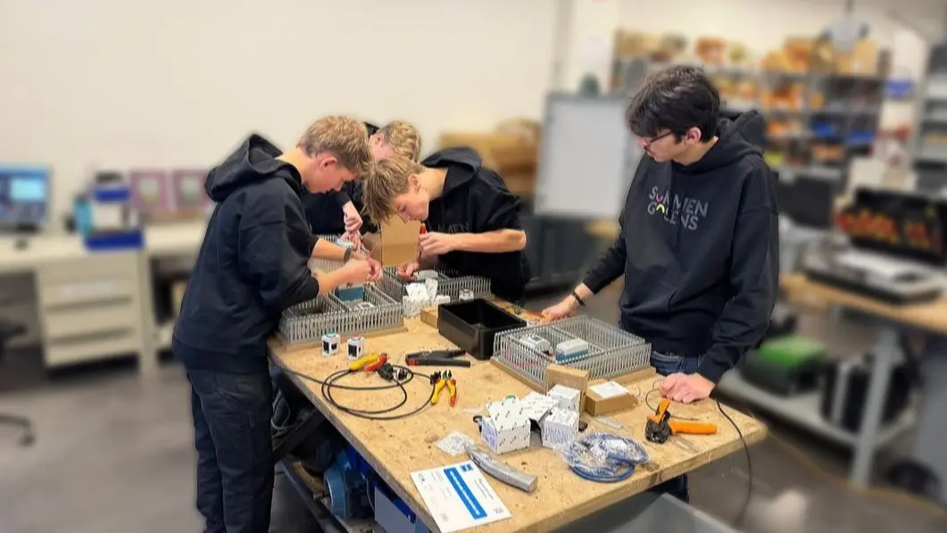 Leerlingen in de werkplaats